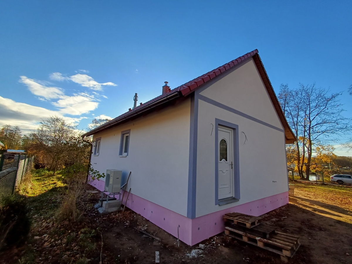 DŮM NA TŘEBOŇSKU